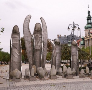Rzeźbiarska instalacja Michała Batkiewicza na pszczyńskim rynku