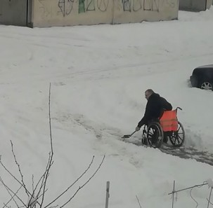 Niepełnosprawny sam musiał odśnieżyć chodnik