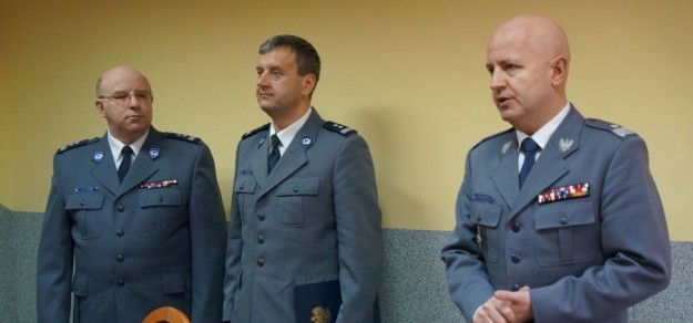 (fot. KPP Pszczyna) Mł. insp. Piotr Sidzina (w środku) odebrał dzisiaj rozkaz o przekazaniu obowiązków komendanta KPP w Pszczynie.