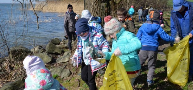 (fot. GPW Katowice) Dzieci zebrały ponad 150 kg śmieci wokół Rybaczówki przy Jeziorze Goczałkowickim.
