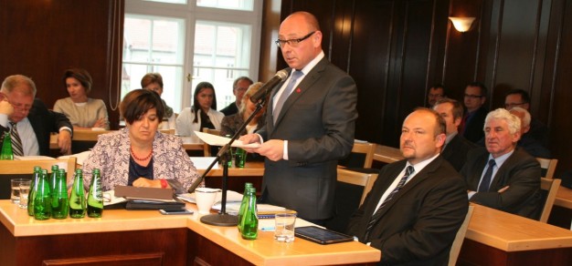 Burmistrz podczas sesji Rady Miejskiej 21 września czyta odpowiedź na interpelację ws. korków