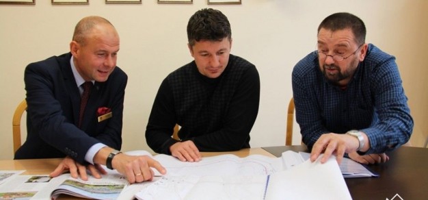 Ze śląskim oficerem rowerowym (z prawej) spotkali się Szymon Sekta, koordynator projektu budowy trasy wzdłuż jeziora i przedstawiciel projektanta (fot. powiat pszczyński)