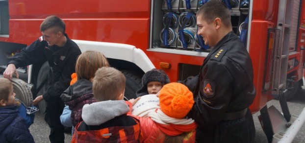 Wizyta w pszczyńskiej straży pożarnej była dla dzieci i młodzieży nie lada atrakcją, fot. KPP Pszczyna