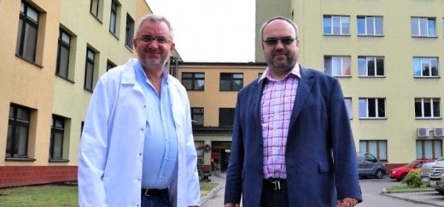 Dr n. med. Marcin Leśniewski i Janusz Kasza, prezes powiatowej spółki Centrum Przedsiębiorczości, prowadzącej szpital (fot. powiat)