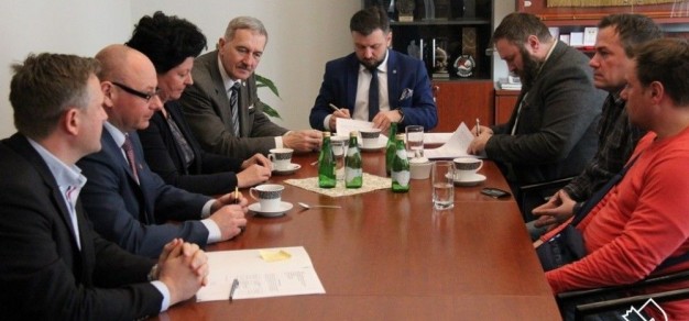 16 marca w Starostwie Powiatowym w Pszczynie podpisano umowę z przedstawicielami firmy M-SILNICE a.s z Czech, która wykona zadanie (fot. powiat)