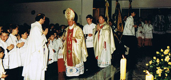 Uroczystość poświęcenia kościoła 28 października 1989 roku / fot. Parafia Podwyższenia Krzyża w Pszczynie