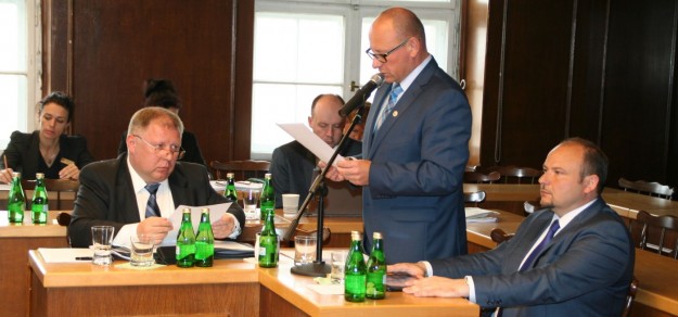Burmistrz Dariusz Skrobol podczas dzisiejszej sesji Rady Miejskiej