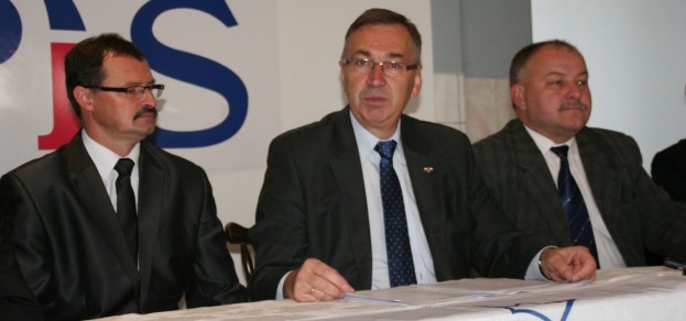 Stanisław Szwed (w środku) podczas spotkania inaugurującego kampanię PiS przed wyborami samorządowymi w 2014 r.