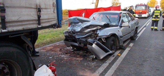 29 września w wypadku drogowym w Łące zginęły dwie osoby: 81-latka i 85-latek, oboje z Wisły Wielkiej (fot. KP PSP Pszczyna)