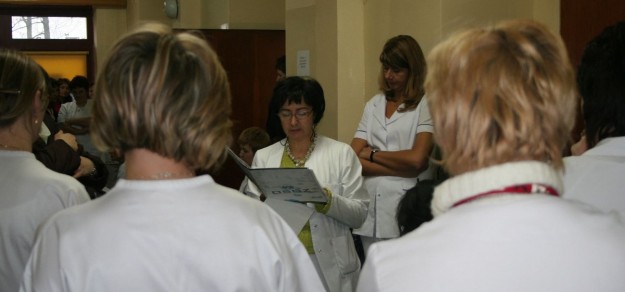 Pielęgniarki walkę o podwyżki rozpoczęły w 2008 r. W środku Bożena Fajfer (fot. archiwum)