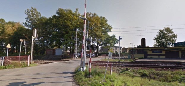 Przejazd kolejowy przy dworcu w Piasku, fot. Google Street View