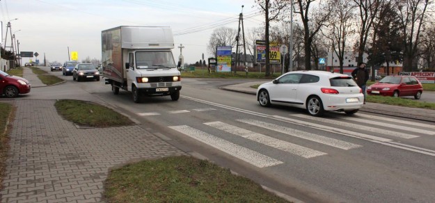 Zdaniem ZDW sygnalizacja świetlna przy skrzyżowaniu DW 933 z ul. Zawadzkiego w Ćwiklicach spowodowałaby pogorszenie warunków ruchu na przejściach dla pieszych.