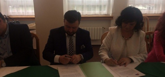 Memorandum o współpracy podpisali starosta pszczyński, Paweł Sadza oraz Jana Pohludkova z Mikroregionu Żermanickiej i Cerlickiej zapory (fot. powiat)