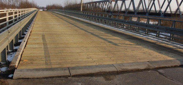 Wystające śruby na moście Bronisław są zagrożeniem dla kierowców.