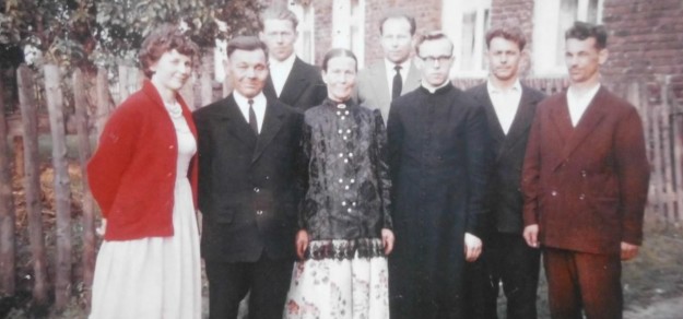 Od lewej: p. Cecylia, ojciec Jan, brat Jan, mama Maria, bracia Stanisław, Bolesław (ksiądz), Augustyn i Sylwester przed rodzinnym domem w roku 1963 podczas prymicji Bolesława (fot. archiwum)