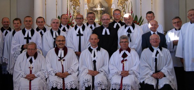 Ks. Mirosław Czyż (w środku w dolnym rzędzie) podczas uroczystości wprowadzenia w urząd proboszcza Parafii Ewangelicko-Augsburskiej w Pszczynie.