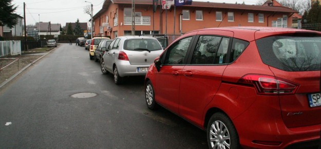 Mieszkańcy wnioskowali o zakazanie parkowania po obu stronach ul. Bratniej.