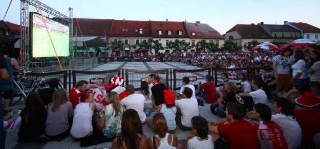 Mecz na telebimie na pszczyńskim rynku podczas Euro 2012
