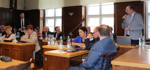 Dyskusja nad propozycją zmian w projekcie uchwały podczas sesji Rady Miejskiej 27 października ub.r.
