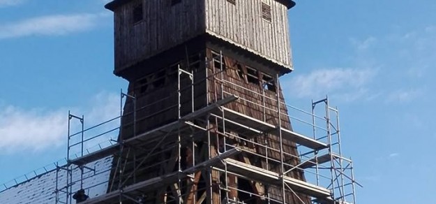 (fot. FB/Wisła Mała) Trwają już prace remontowe dzwonnicy kościoła św. Jakuba Starszego Apostoła w Wiśle Małej.