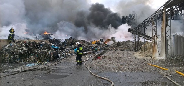 (fot. KM PSP Żory) W gaszenie pożaru zaangażowanych było 39 zastępów straży pożarnej, w tym PSP w Pszczynie i jednostki OSP z gmin Suszec, Pawłowice i Pszczyna.