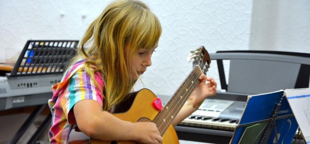 Jedną z wychowanek Szkoły Muzycznej Yamaha jest 10-letnia Amelia z Ćwiklic, która pod czujnym okiem instruktora rozwija swój talent.