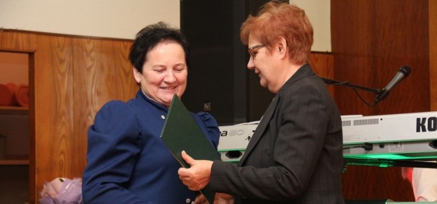 Irena Lipus, przewodnicząca KGW Studzionka odbiera gratulacje z okazju jubileuszu (fot. powiat pszczyński)