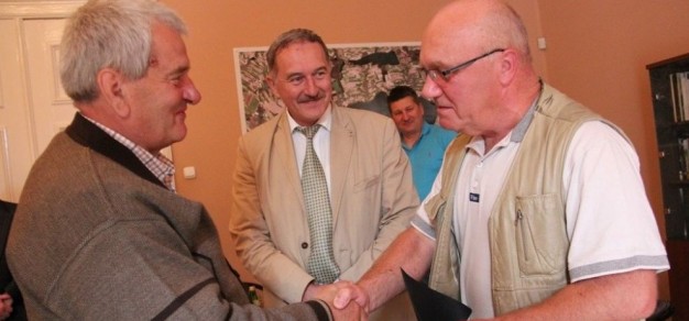 Zygmunt Orlik (z lewej) gratuluje swojemu następcy, Józefowi Symonowiczowi (z prawej). Fot. Powiat.