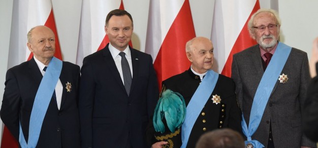 Ks. Bernard Czernecki trzeci od lewej (fot. prezydent.pl)