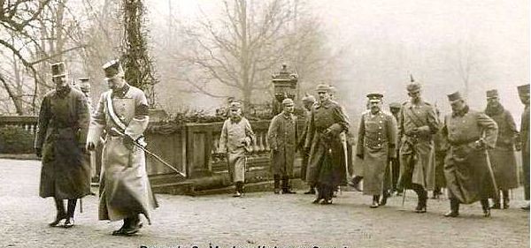 27 stycznia 1917 r.  przed pszczyńskim pałacem. Pierwszy z lewej to austro-węgierski cesarz Karol I. Obok cesarz niemiecki Wilhelm II z szarfą i opaską żałobną po zmarłym cesarzu Franciszku Józefie. W głębi pierwszy z prawej wielki admirał Anton Haus.
