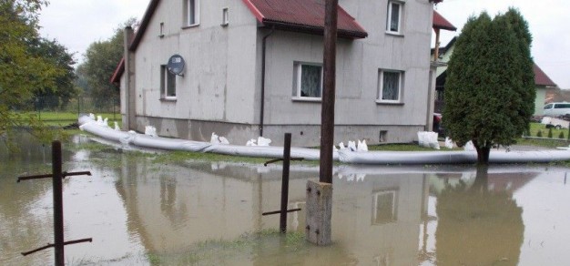 Zabezpieczanie budynku w Goczałkowicach przed zalaniem (fot. KP PSP Pszczyna)