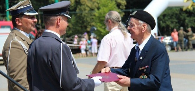Alfons Mrzyk otrzymał awans na stopień podporucznika (fot. powiat)