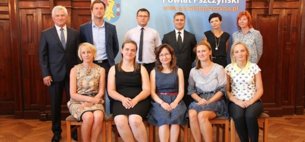 Nauczyciele powiatowych placówek oświatowych, którzy odebrali akty nadania stopnia nauczyciela mianowanego (fot. powiat)