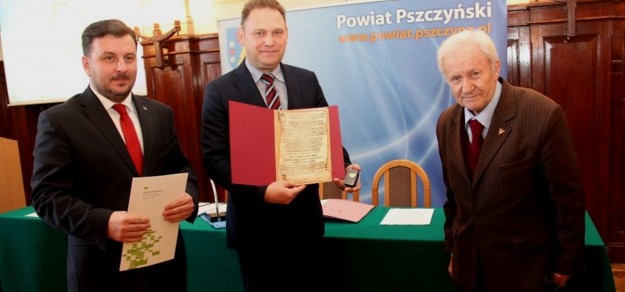 Damian Cieszewski otrzymał Serduszko Deus Caritas Est (fot. powiat)