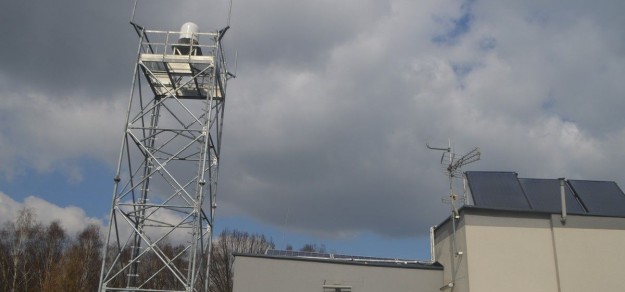 Radar znajduje się na maszcie na budynku Ekocentrum przy Jeziorze Goczałkowickim