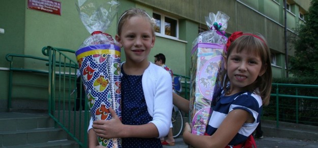 Julia Furczyk i Hania Tkaczyk otrzymały tradycyjną paczkę ze słodyczami
