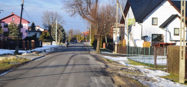 Mieszkańcy Ćwiklic chcą chodnika na  ul. Kombatantów. Ale na jego budowę w najbliższych latach się nie zanosi.