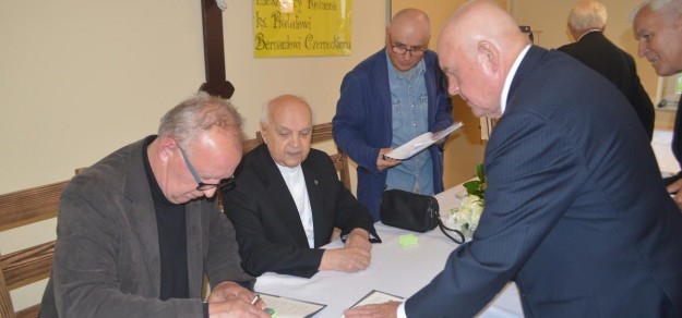 Ks. Bernard Czernecki (w środku) z autorami książki, Markiem Kempskim i Janem Dziadulem.