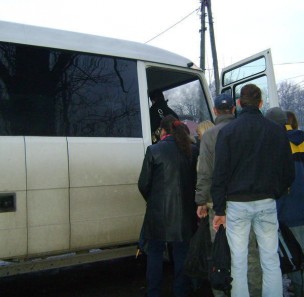 Bus jedzie przez Rudołtowice