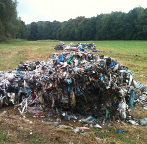 Kilkanaście ton śmieci podrzuconych na prywatny teren