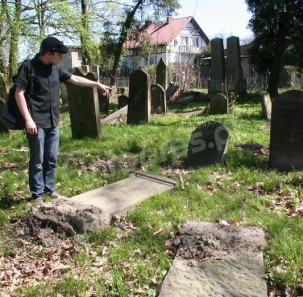Przewrócili nagrobki na cmentarzu żydowskim