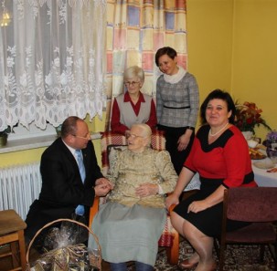 100-latka przyjmuje gości. Najpierw starostę, potem burmistrza
