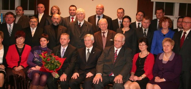 To pamiatkowe zdjęcie radnych z początku kadencji 2010-2014. Ilu z nich uzyska mandat w listopadowych wyborach?