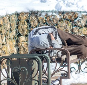 Zima dla bezdomnych to najtrudniejszy czas. Jak pomóc? Na Śląsku działa specjalna infolinia