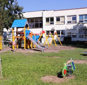 Modernizacja placu zabaw przy szkole w Piasku