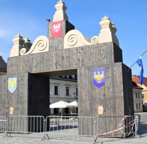Na pszczyńskim rynku powstała replika bramy powitalnej z 1922 roku