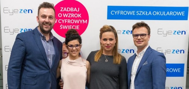 Właściciele Optyk Karolina wraz z ambasadorami szkieł Eyezen™, Katarzyną Cichopek i Marcinem Hakielem.  