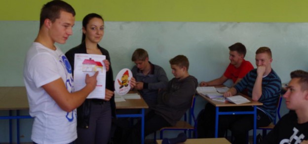 Uczniowie pszczyńskich klas mundurowych informują swoich kolegów o tym, jak zabezpieczyć się przed zatruciem.