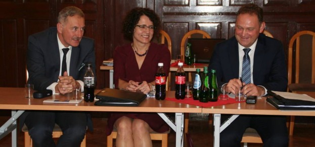 Od lewej: Grzegorz Nogły (członek zarządu), Barbara Bandoła (starosta) i Damian Cieszewski (wicestarosta)