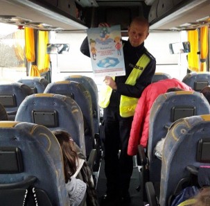 Pszczyńscy policjanci sprawdzają stan autokarów i kierowców wożących dzieci na ferie
